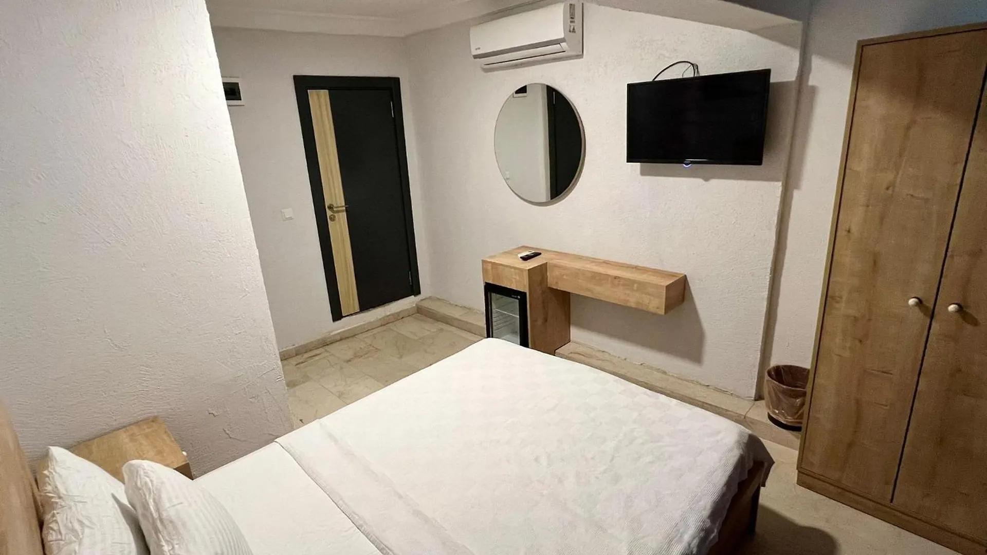 Ados Hotel Кешме