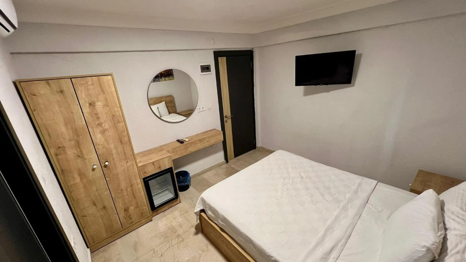 Ados Hotel Кешме 2*,